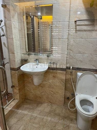 Cho thuê căn hộ mặt đường Láng Hạ để ở và kinh doanh
