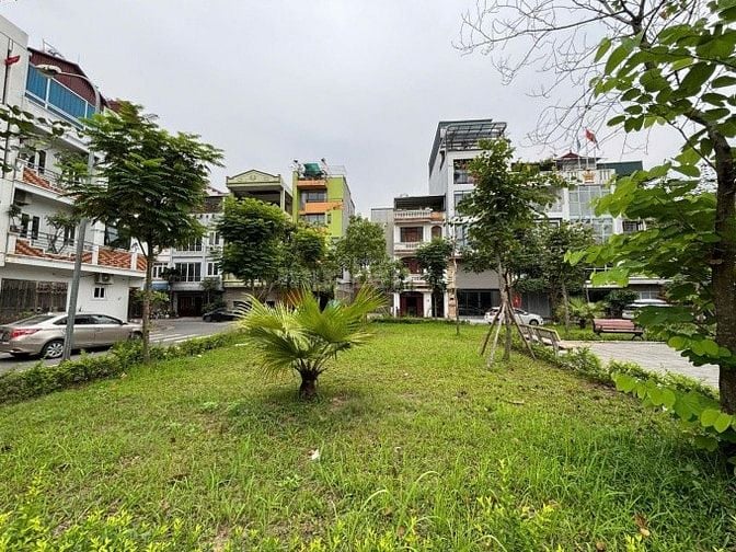 Bán đất LK Giang Biên, 70m², MT 4,5m, View vườn hoa, giá 16,9 tỷ