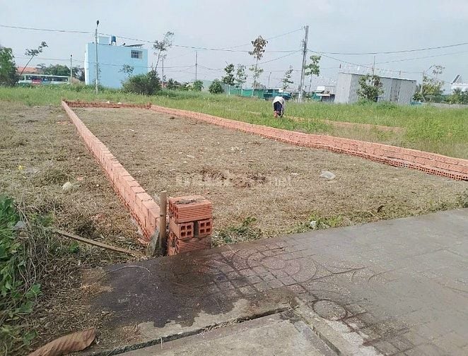 Bán gấp một trong 2 nền đất liền kề, 5x15m, mặt tiền đường quốc lộ 50