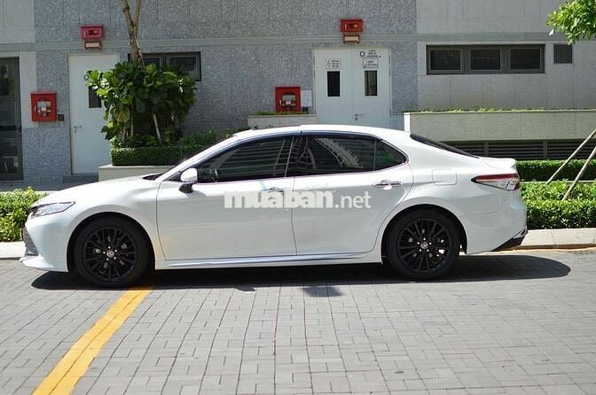 Camry 2.5Q model 2021 chính chủ đồ chơi nhiều