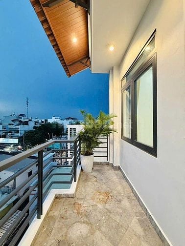 Nhà bán giá ngộp DT: 63,7m2 nằm ngay đường Lê Văn Sỹ, Quận 3. 