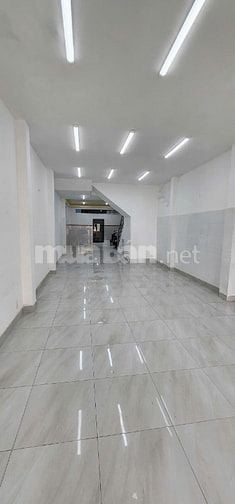Cho thuê Nhà mặt Tiền nguyên căn 4,5 x 20m, hướng Đông, 1 trệt, 3 lầu