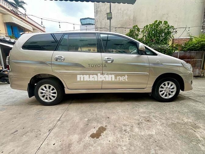 Toyota Innova 2.0E. Xe gia đình cực đẹp