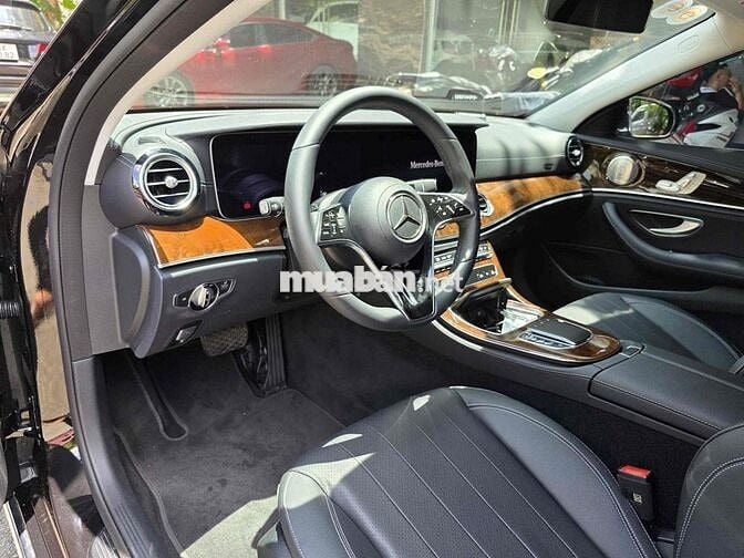 Mercedes Benz E Class 2025 E200 Exclusive - 700 km