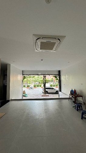 Cho thuê nhà MP mai dịch ,8 tầng Thang Máy ,thông sàn ,sẵn PCCC