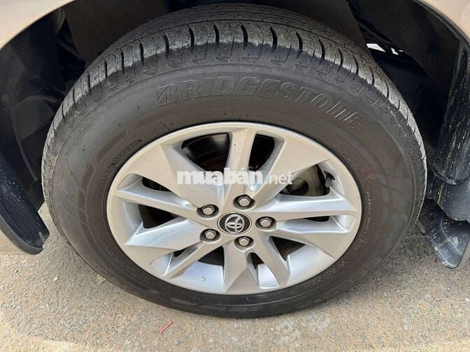 Toyota Innova 2016 2.0E,số sàn, màu đồng,16v3 km