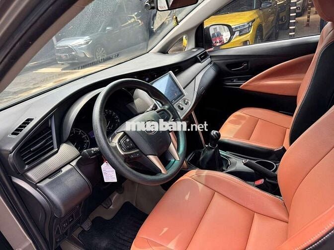Toyota Innova 2016 2.0E,số sàn, màu đồng,16v3 km
