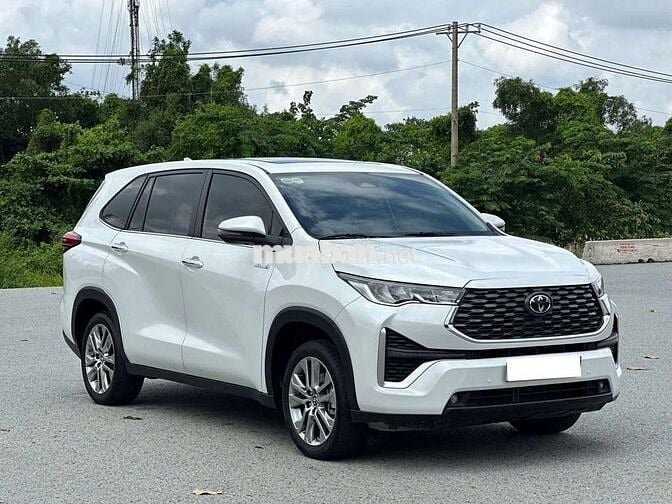 TOYOTA INNOVA CROSS HYBRID- 1900 km