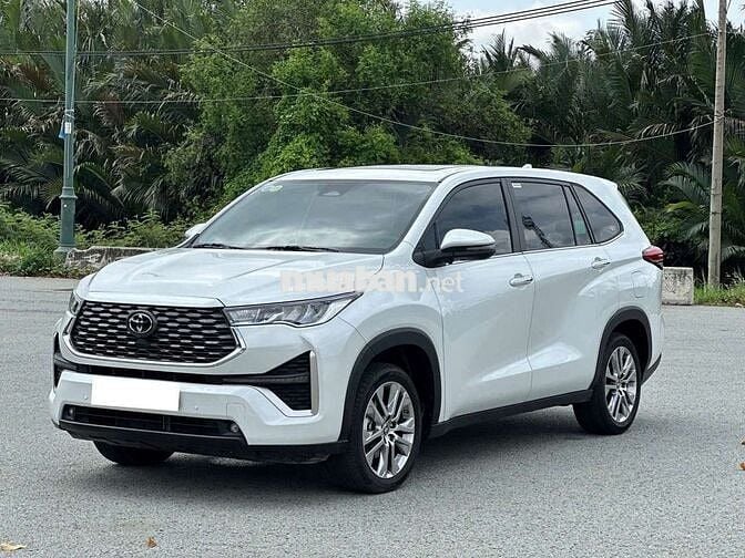 TOYOTA INNOVA CROSS HYBRID- 1900 km