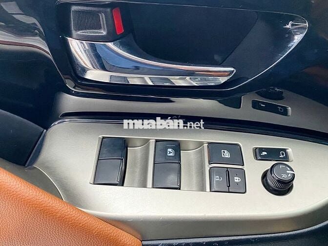 Toyota Innova 2.0G 2018 chuẩn gia đình