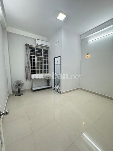 Bán tòa nhà căn hộ dịch vụ 16 phòng thang máy ngay góc ngã tư 