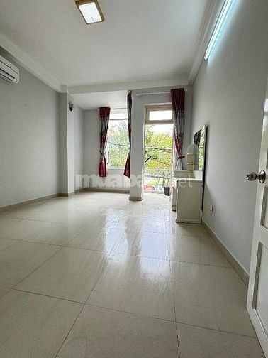 Bán tòa nhà căn hộ dịch vụ 16 phòng thang máy ngay góc ngã tư 