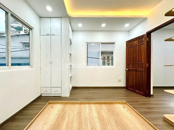 Nhà 4 Lầu DT:4,25x13m Cao cấp góc 3 mặt hẻm xe hơi Nguyễn Đình Chính