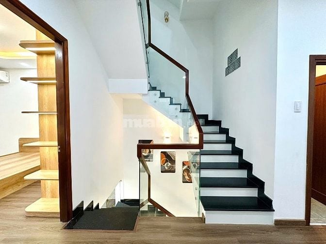 Nhà 4 Lầu DT:4,25x13m Cao cấp góc 3 mặt hẻm xe hơi Nguyễn Đình Chính