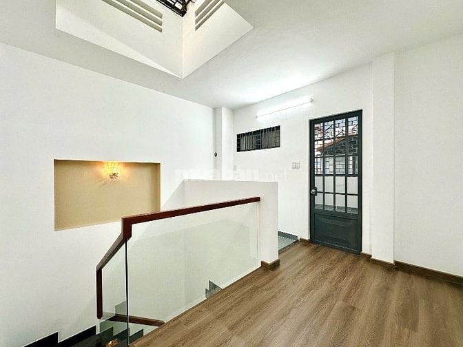 Nhà 4 Lầu DT:4,25x13m Cao cấp góc 3 mặt hẻm xe hơi Nguyễn Đình Chính