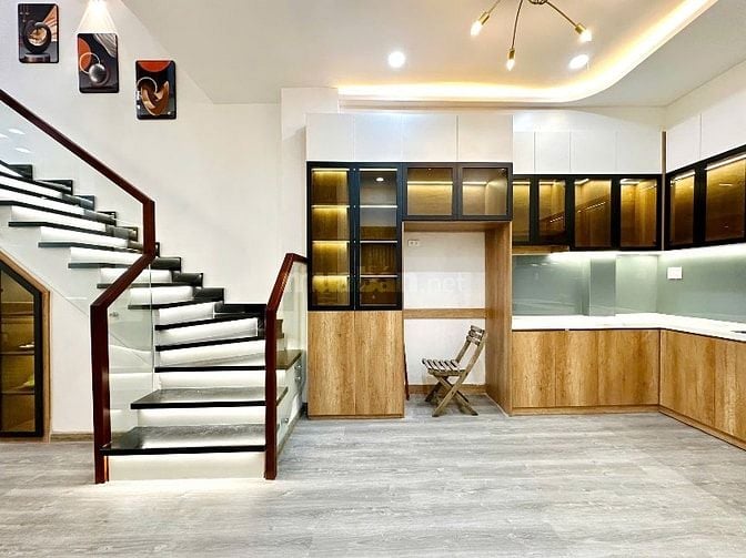 Nhà 4 Lầu DT:4,25x13m Cao cấp góc 3 mặt hẻm xe hơi Nguyễn Đình Chính