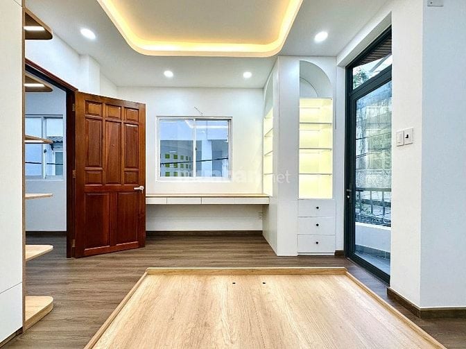 Nhà 4 Lầu DT:4,25x13m Cao cấp góc 3 mặt hẻm xe hơi Nguyễn Đình Chính