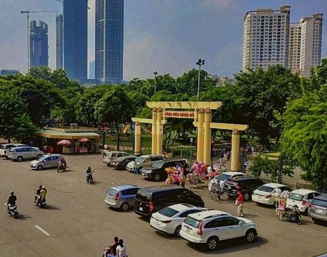 Nguyễn Văn Huyên -gần CV Nghĩa đô -ÔTÔ ĐỖ CỬA -3 THOÁNG - 41m2 x 4 Ngủ