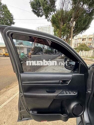 Toyota Hilux 2015 2.5E 4x2 MT - 100000 km