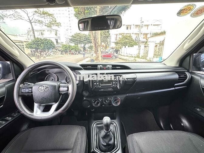 Toyota Hilux 2015 2.5E 4x2 MT - 100000 km