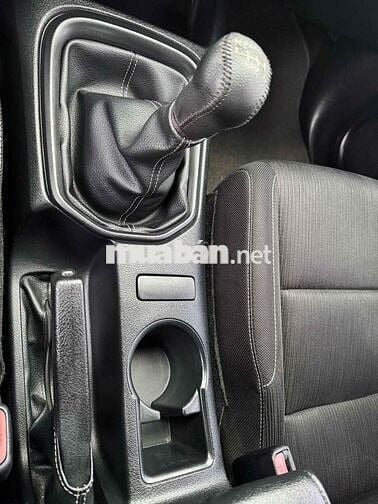 Toyota Hilux 2015 2.5E 4x2 MT - 100000 km