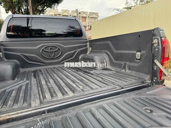 Toyota Hilux 2015 2.5E 4x2 MT - 100000 km