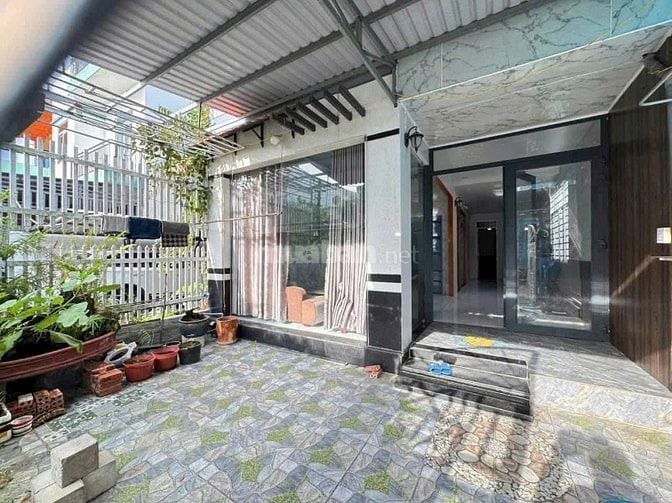 560tr sang tên nhà cấp 4 gần chợ Đệm, có sổ hồng riêng.