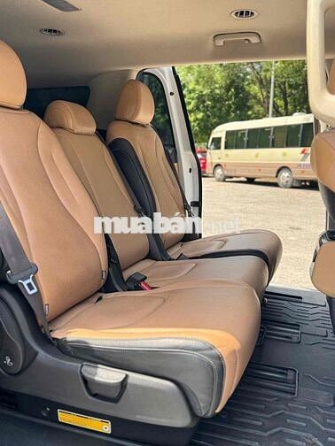 Kia Carnival 2.2D Premium 8 chỗ sx 2022 trắng