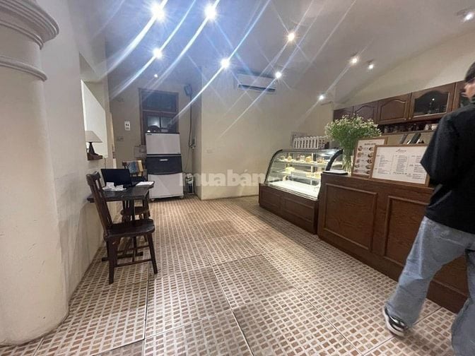 Bán nhà Nguyên Hồng. Lô góc 80m2, nhà 5 tầng, có vỉa hè, ô tô tránh