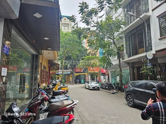 Bán nhà Nguyên Hồng. Lô góc 80m2, nhà 5 tầng, có vỉa hè, ô tô tránh