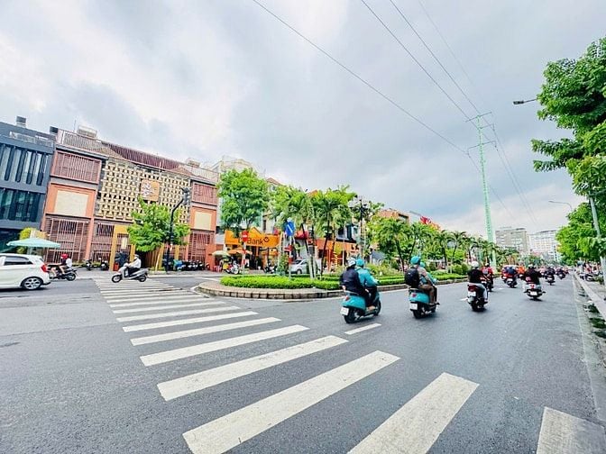 Bán nhà mặt tiền ngang 16m đường Phan Xích Long, PHường 2, Phú Nhuận