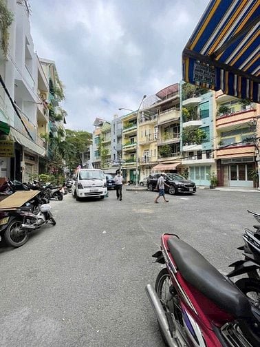 Bán nhà đường 10m 134 Thành Thái Q10. DT: 4,5mx16m, 3 lầu  giá 17,9 TỶ