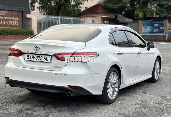 Camry 2020 2.5Q - 16000 km trắng kem mới tinh