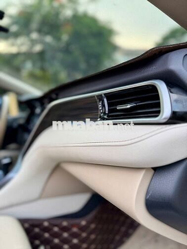 Camry 2020 2.5Q - 16000 km trắng kem mới tinh