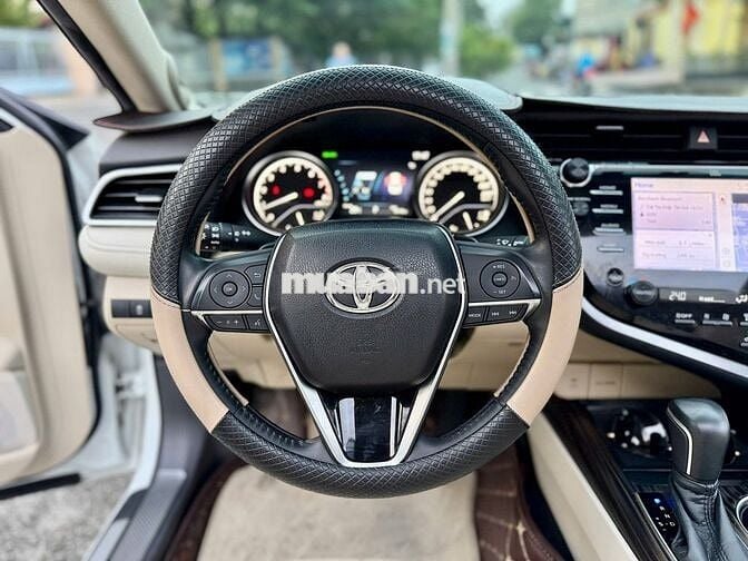 Camry 2020 2.5Q - 16000 km trắng kem mới tinh