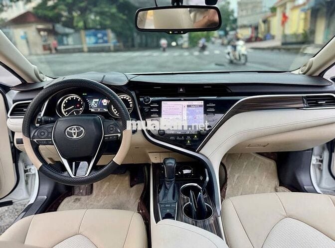 Camry 2020 2.5Q - 16000 km trắng kem mới tinh