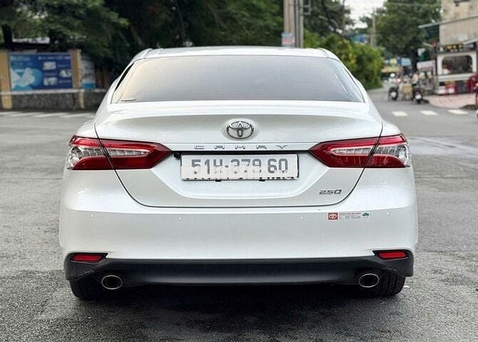 Camry 2020 2.5Q - 16000 km trắng kem mới tinh