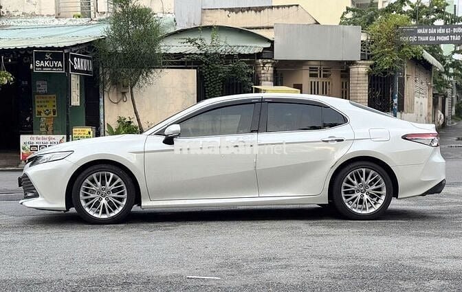 Camry 2020 2.5Q - 16000 km trắng kem mới tinh