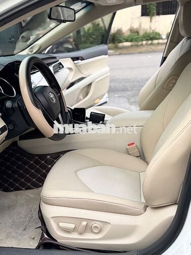 Camry 2020 2.5Q - 16000 km trắng kem mới tinh