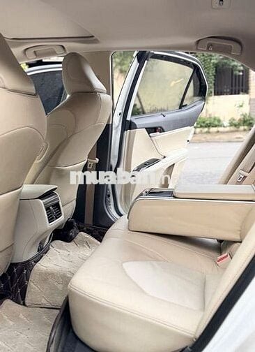 Camry 2020 2.5Q - 16000 km trắng kem mới tinh