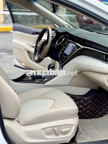 Camry 2020 2.5Q - 16000 km trắng kem mới tinh