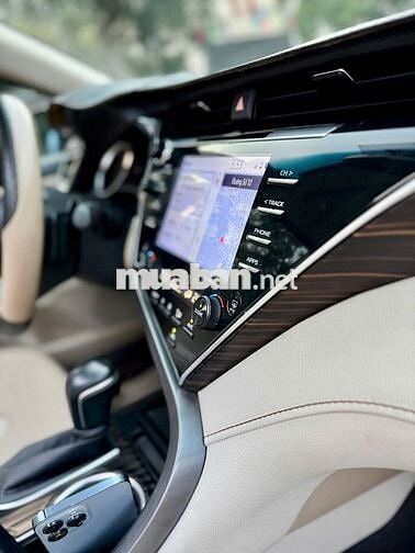 Camry 2020 2.5Q - 16000 km trắng kem mới tinh