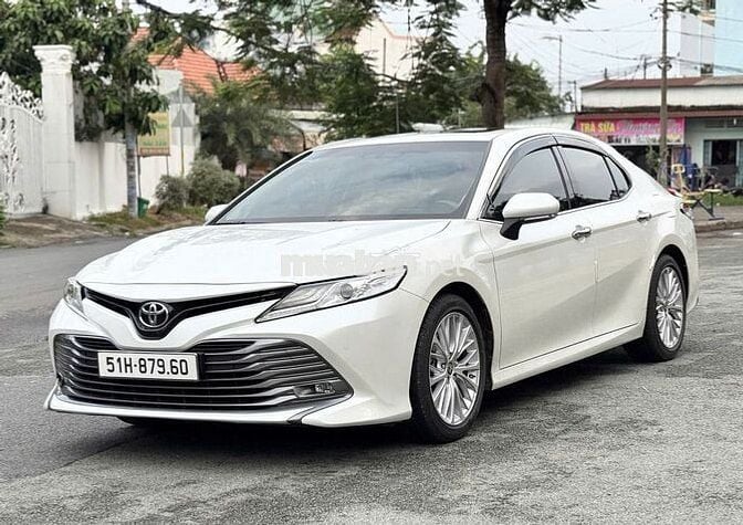 Camry 2020 2.5Q - 16000 km trắng kem mới tinh