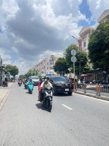 Bán nhà mặt tiền 5x20m,4lầu Phan Văn Trị khu Cityland buôn bán sầm uất