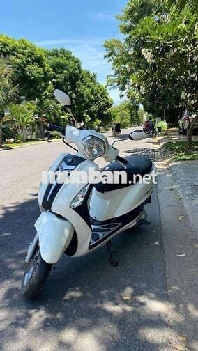 Xe Yamaha Grande trắng.