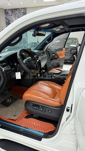 Bán Lexus LX570 sản xuất 2016, lăn bánh cực ít. Xe siêu mới.