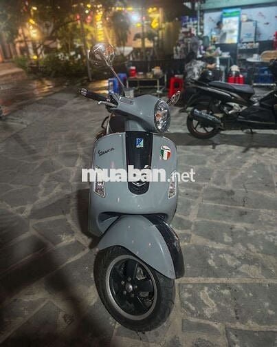 Vespa gts xe đẹp đang đi
