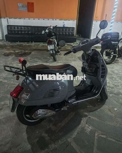 Vespa gts xe đẹp đang đi