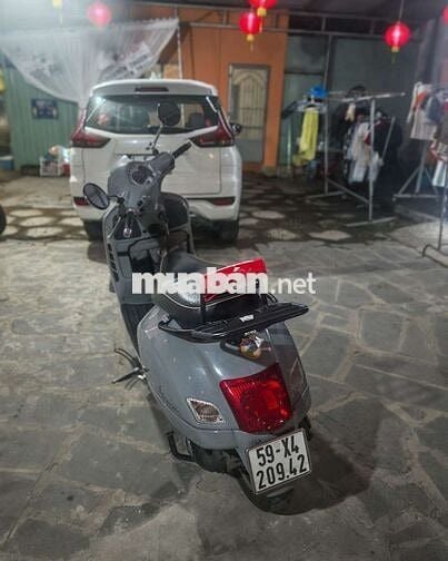 Vespa gts xe đẹp đang đi