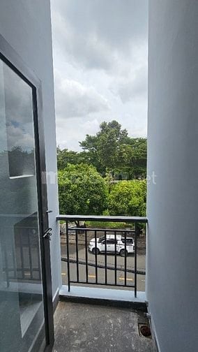 PHÒNG TRỌ CÓ CHỔ ĐẬU Ô TÔ, MẶT TIỀN, CỬA SỔ, BAN CÔNG ĐẦY ĐỦ